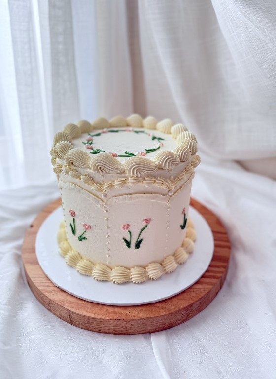 Timeless Vintage Floral Cake